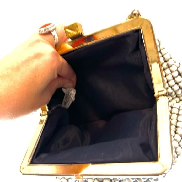 WHITING AND DAVIS CO VINTAGE PEARL HANDBAG WITH GOLDEN SNAP CLOSURE - Picture 4 of 10